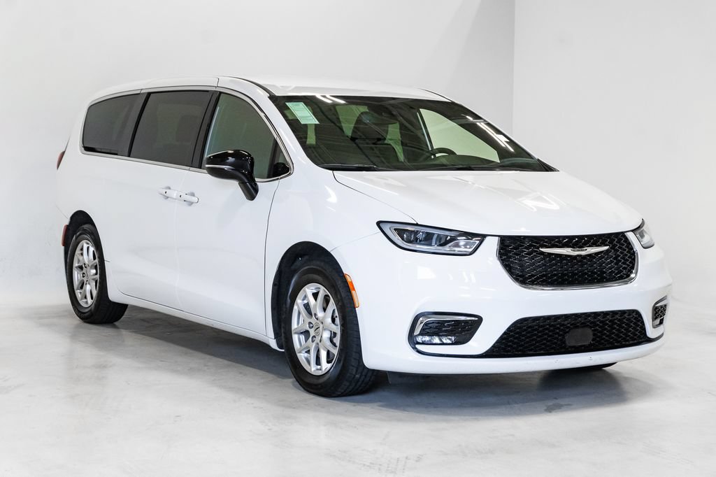 Used 2025 Chrysler Pacifica Select FWD image 6