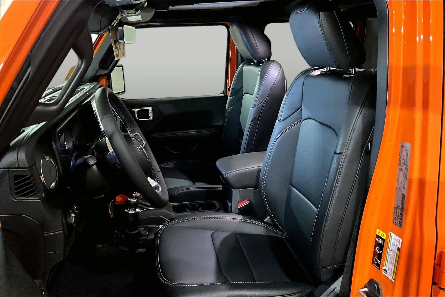 Used 2025 Jeep Wrangler Unlimited Sahara AWD/4WD image 8