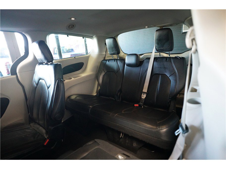 Used 2017 Chrysler Pacifica Touring-L image 13