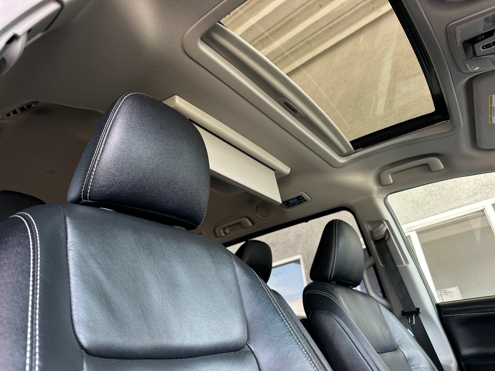Used 2017 Toyota Sienna SE Premium FWD image 18
