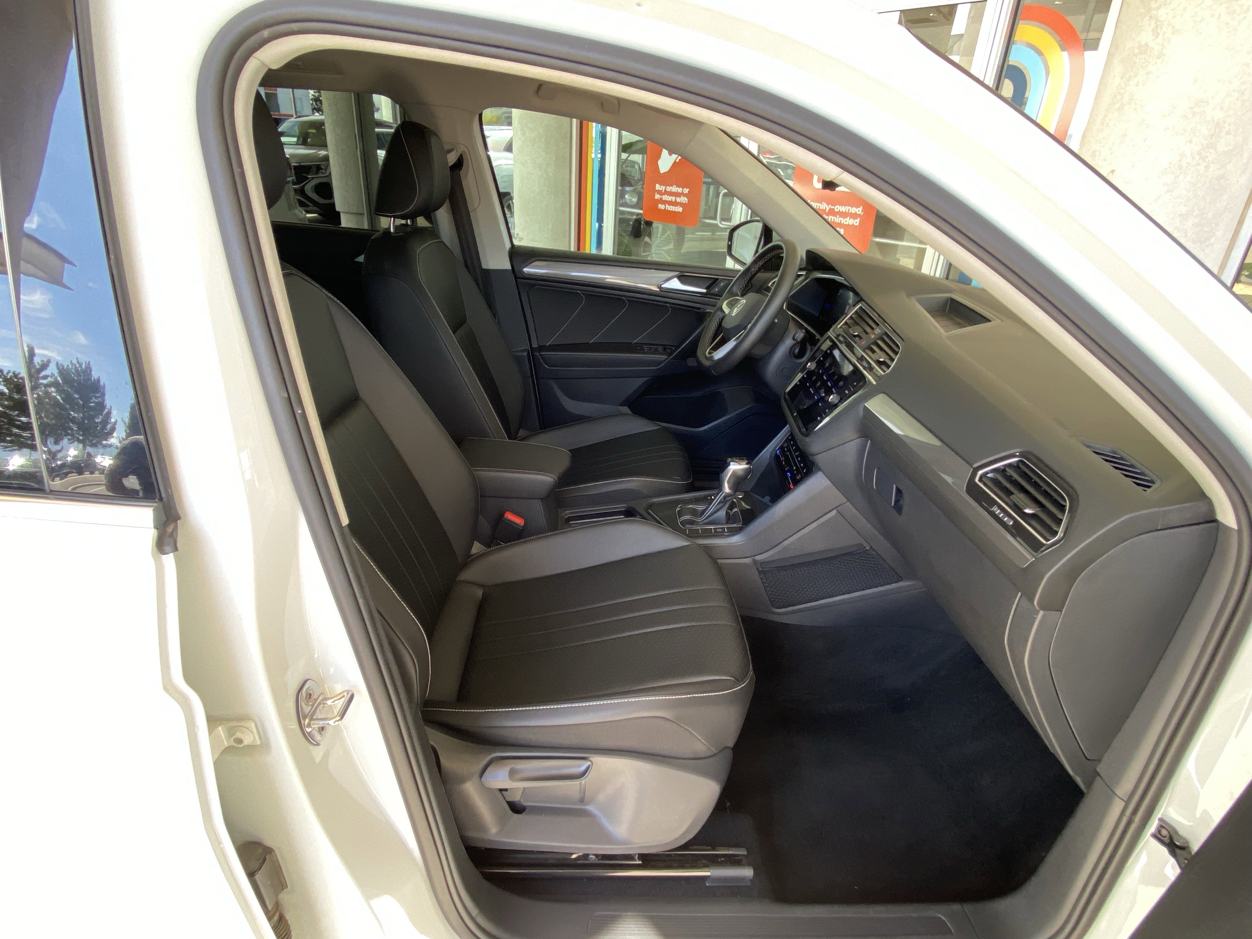 Used 2022 Volkswagen Tiguan SE w/ Panoramic Sunroof Package FWD image 31