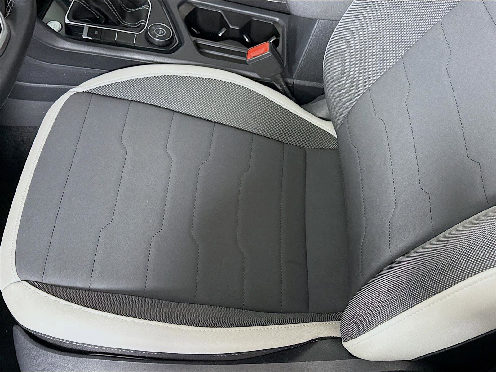 Used 2025 Volkswagen Taos SE image 12