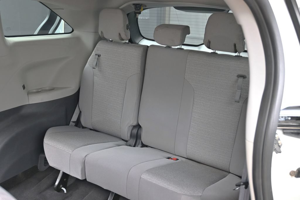 Used 2021 Toyota Sienna LE FWD image 27