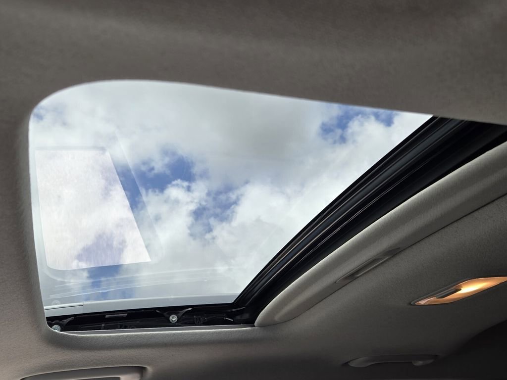 Certified 2024 Hyundai Venue SEL FWD image 17