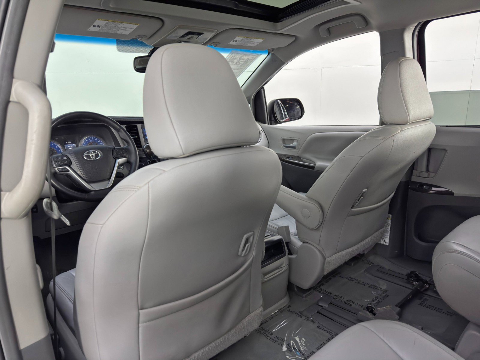 Used 2016 Toyota Sienna XLE FWD image 32