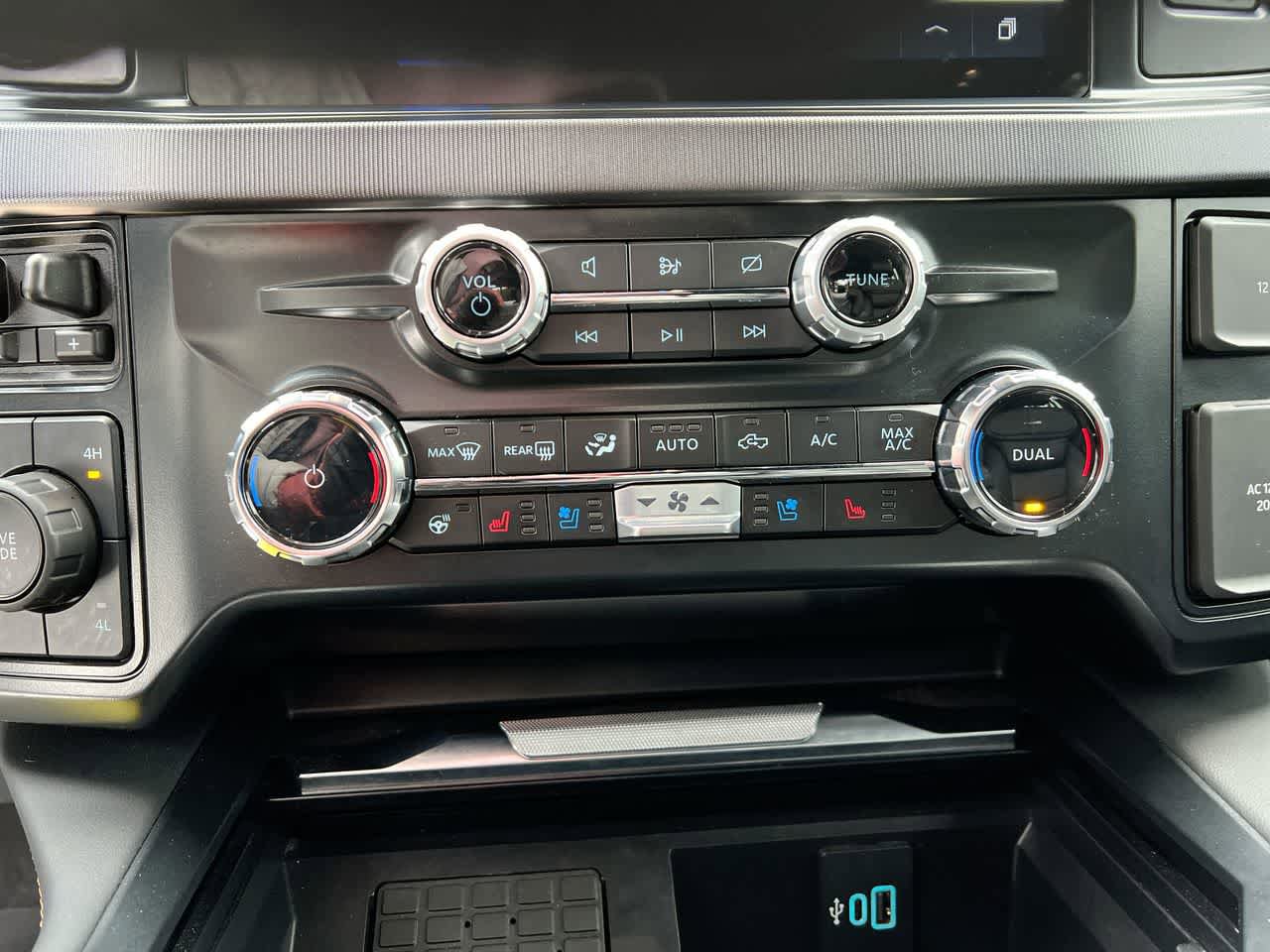 Used 2024 Ford F350 Platinum AWD/4WD image 19