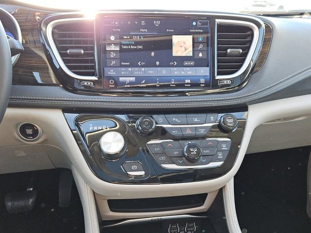 Used 2024 Chrysler Pacifica Limited image 18