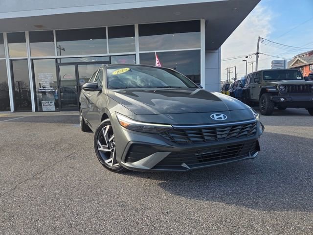 Used 2025 Hyundai Elantra Sport image 3