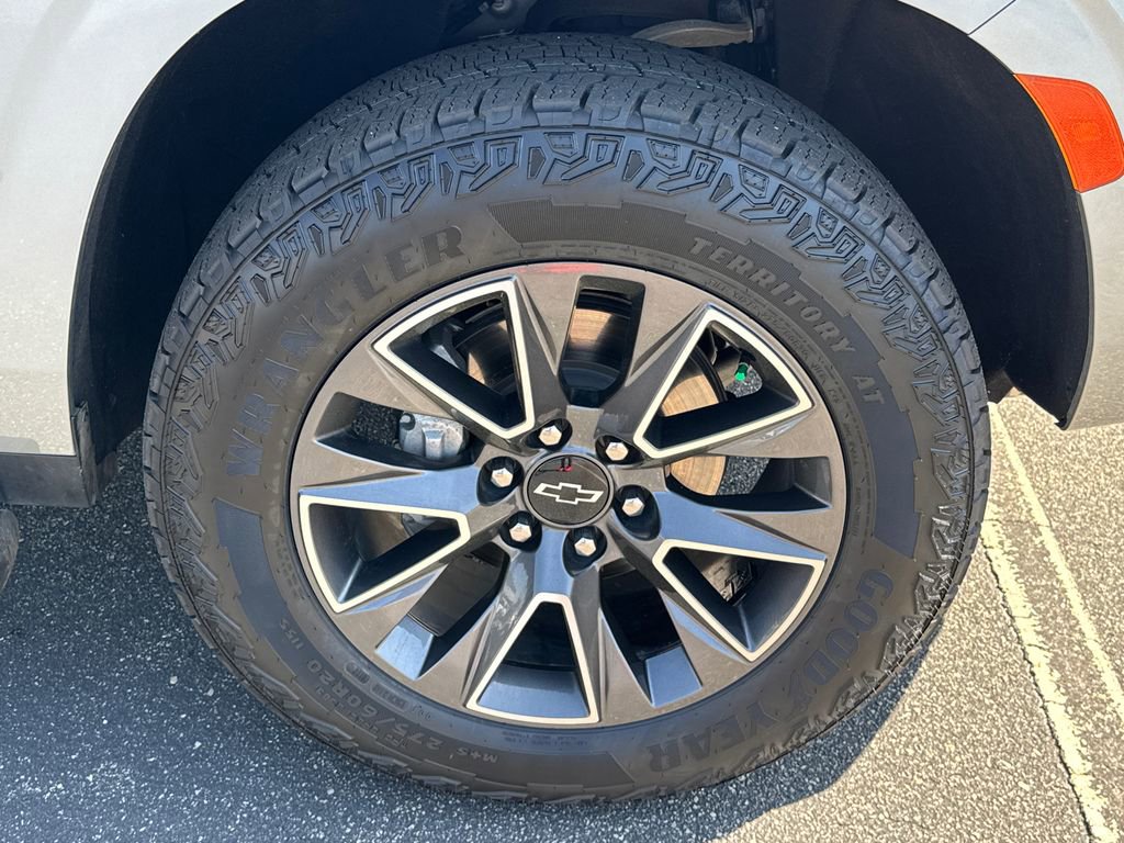 Used 2023 Chevrolet Suburban Z71 w/ Luxury Package image 12