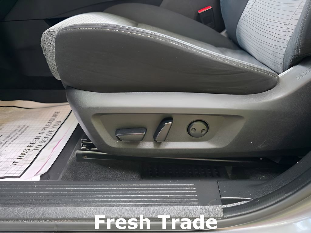 Used 2023 Nissan Rogue SV AWD/4WD image 16