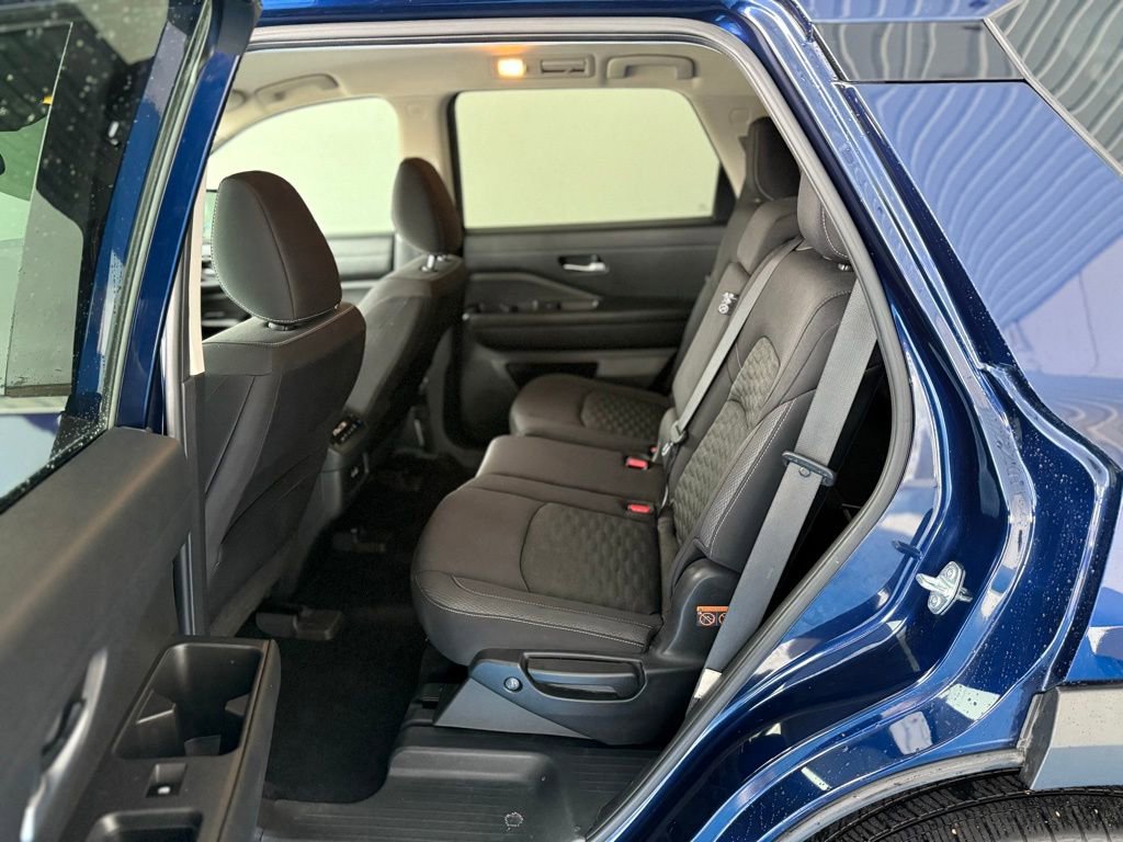 Used 2022 Nissan Pathfinder SV image 14