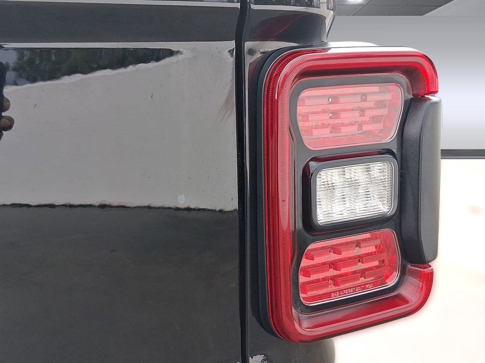Used 2025 Jeep Gladiator Rubicon w/ Technology Group AWD/4WD image 13