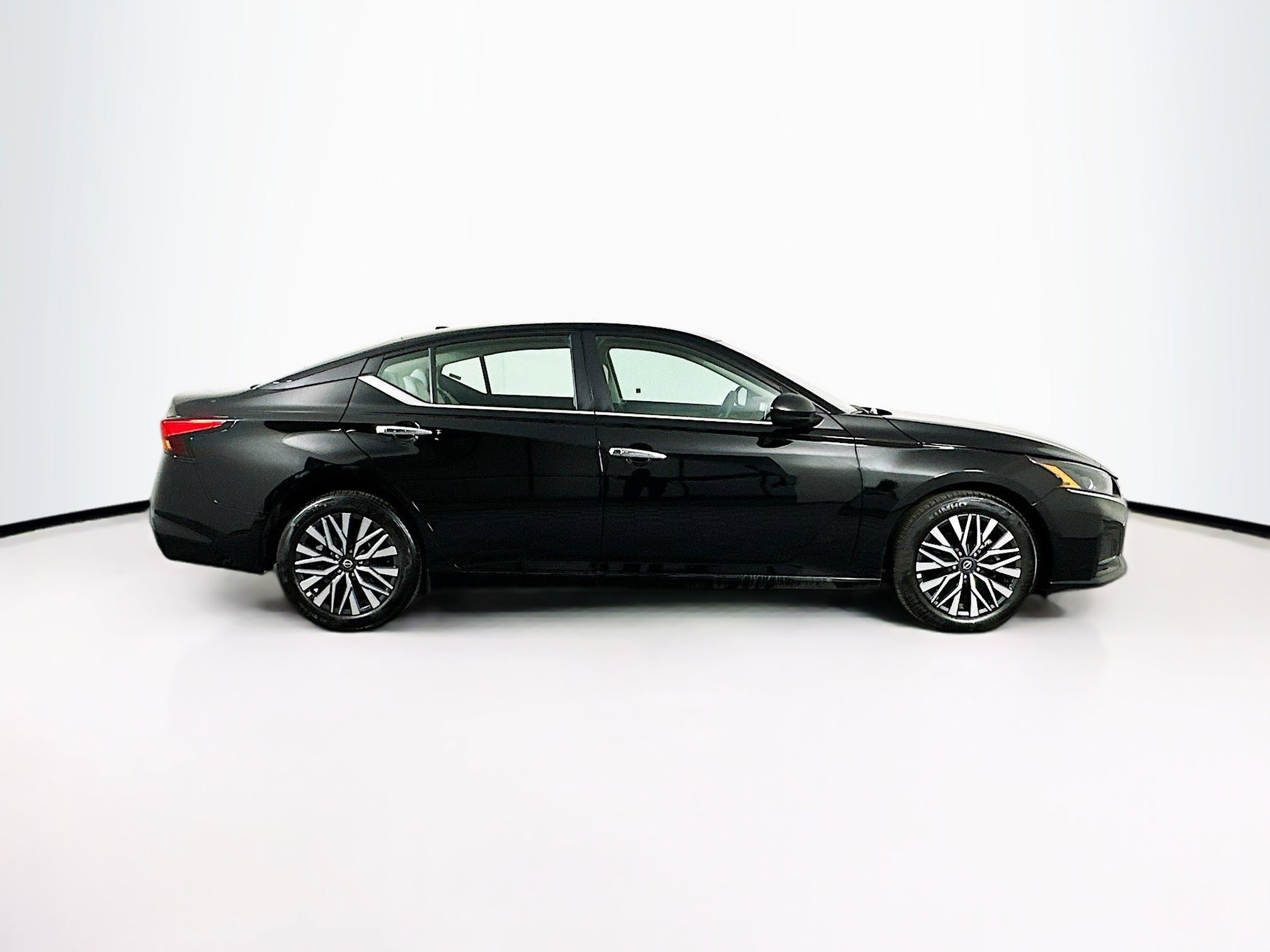 Used 2025 Nissan Altima 2.5 SV image 10