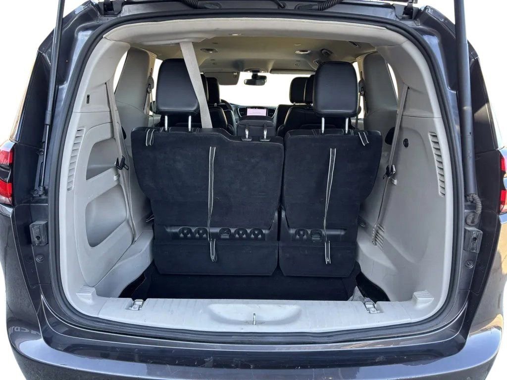 Used 2023 Chrysler Pacifica Touring-L image 31