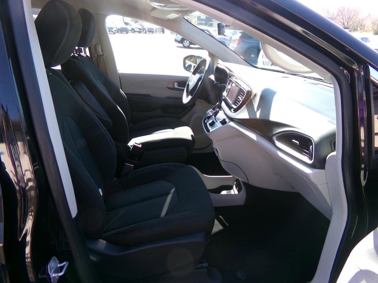 Used 2022 Chrysler Voyager LX FWD image 42
