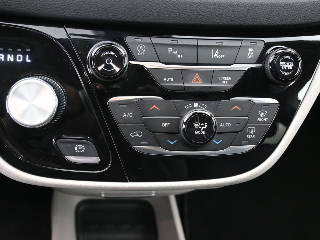 Used 2023 Chrysler Pacifica Touring-L FWD image 13