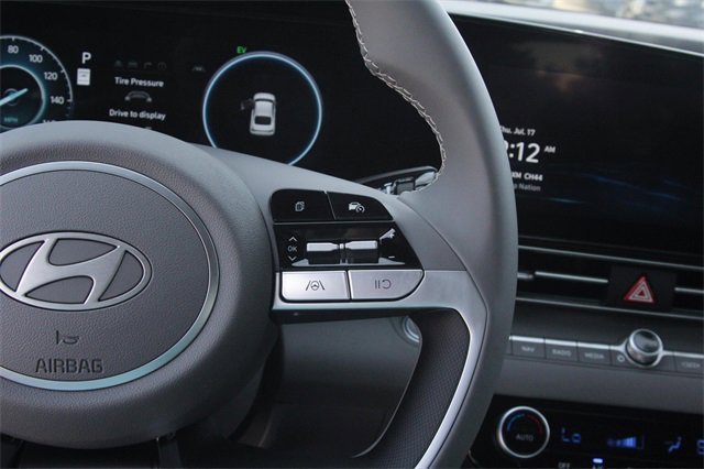 Certified 2025 Hyundai Elantra SEL image 17