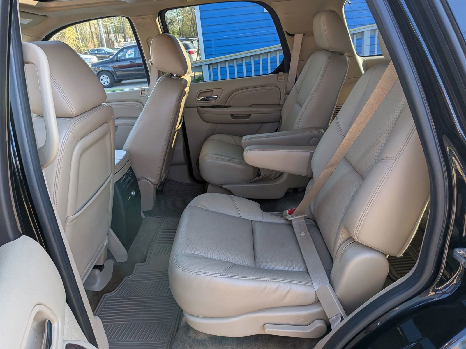 Used 2011 Cadillac Escalade Premium image 26