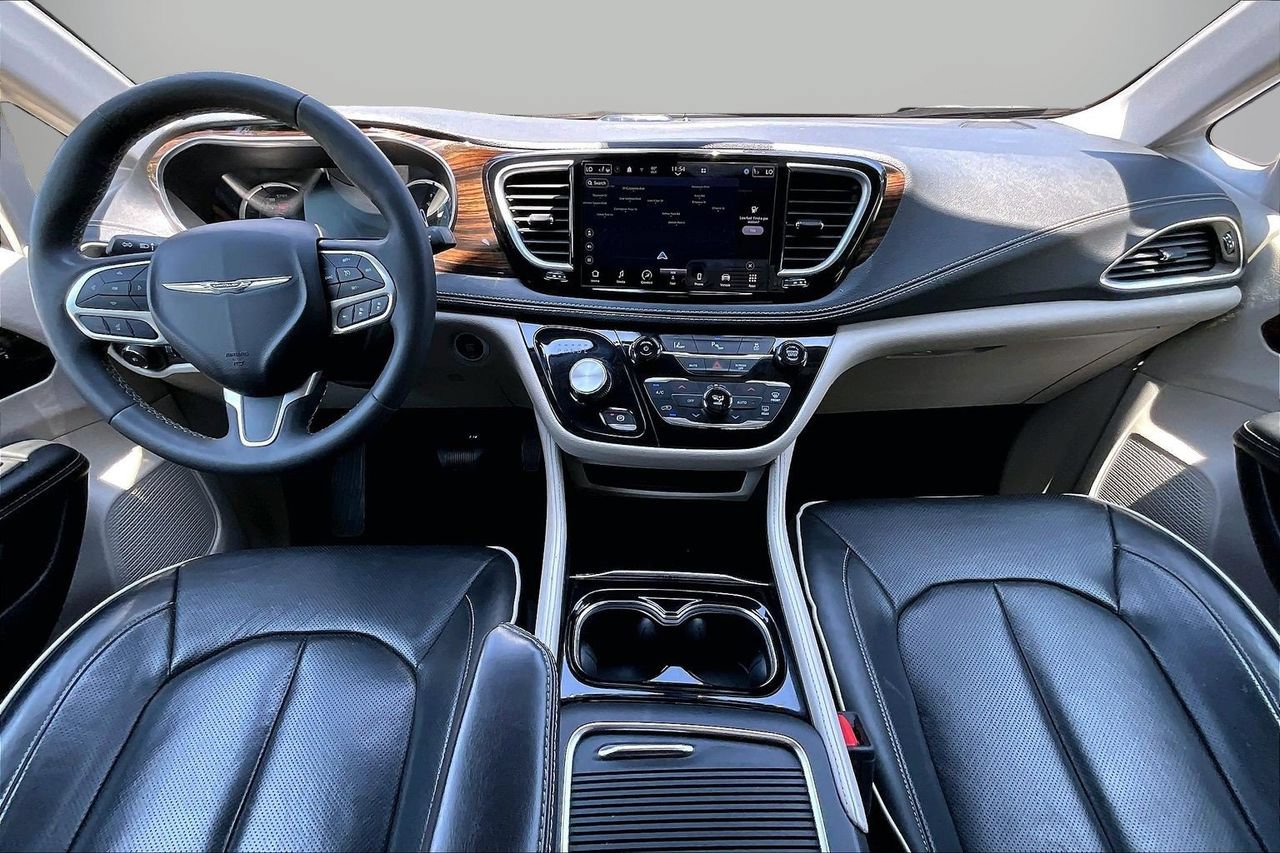 Used 2023 Chrysler Pacifica Limited FWD image 15