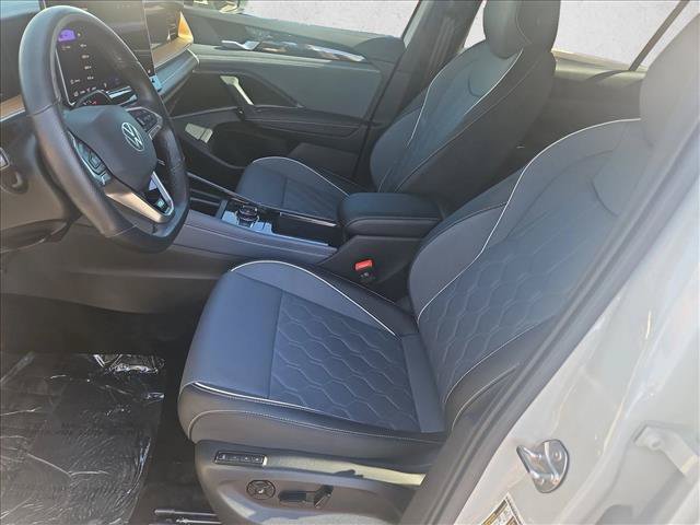 Used 2025 Volkswagen Tiguan SEL R-Line AWD/4WD image 16