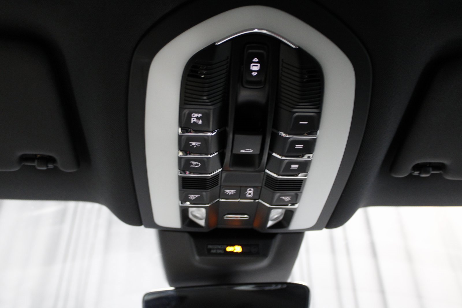 Used 2025 Porsche Macan image 34