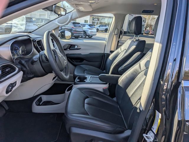 Used 2024 Chrysler Pacifica Touring-L image 15