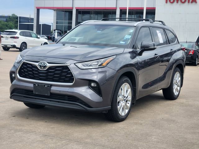 Used 2023 Toyota Highlander Limited FWD image 3