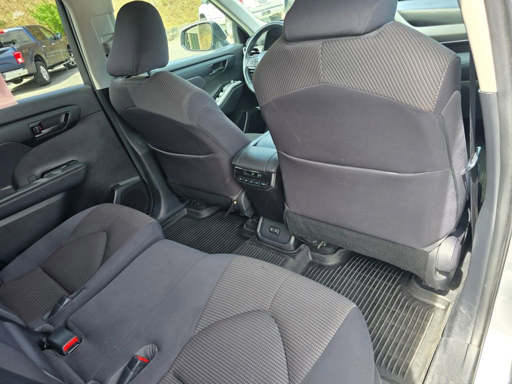Used 2021 Toyota Highlander LE image 25