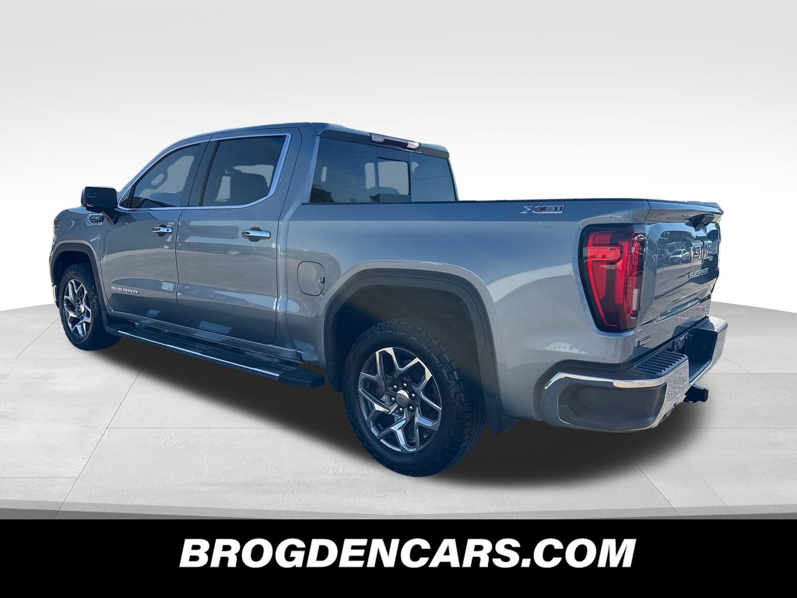 Used 2023 GMC Sierra 1500 SLT w/ SLT Premium Package AWD/4WD image 9
