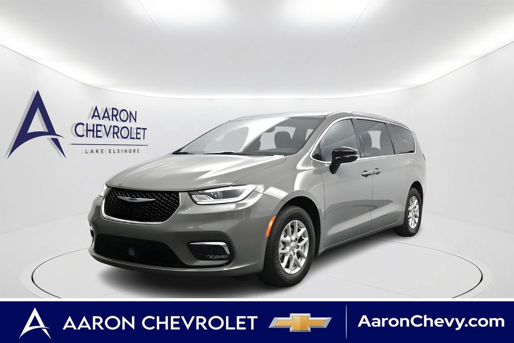 Used 2025 Chrysler Pacifica Select