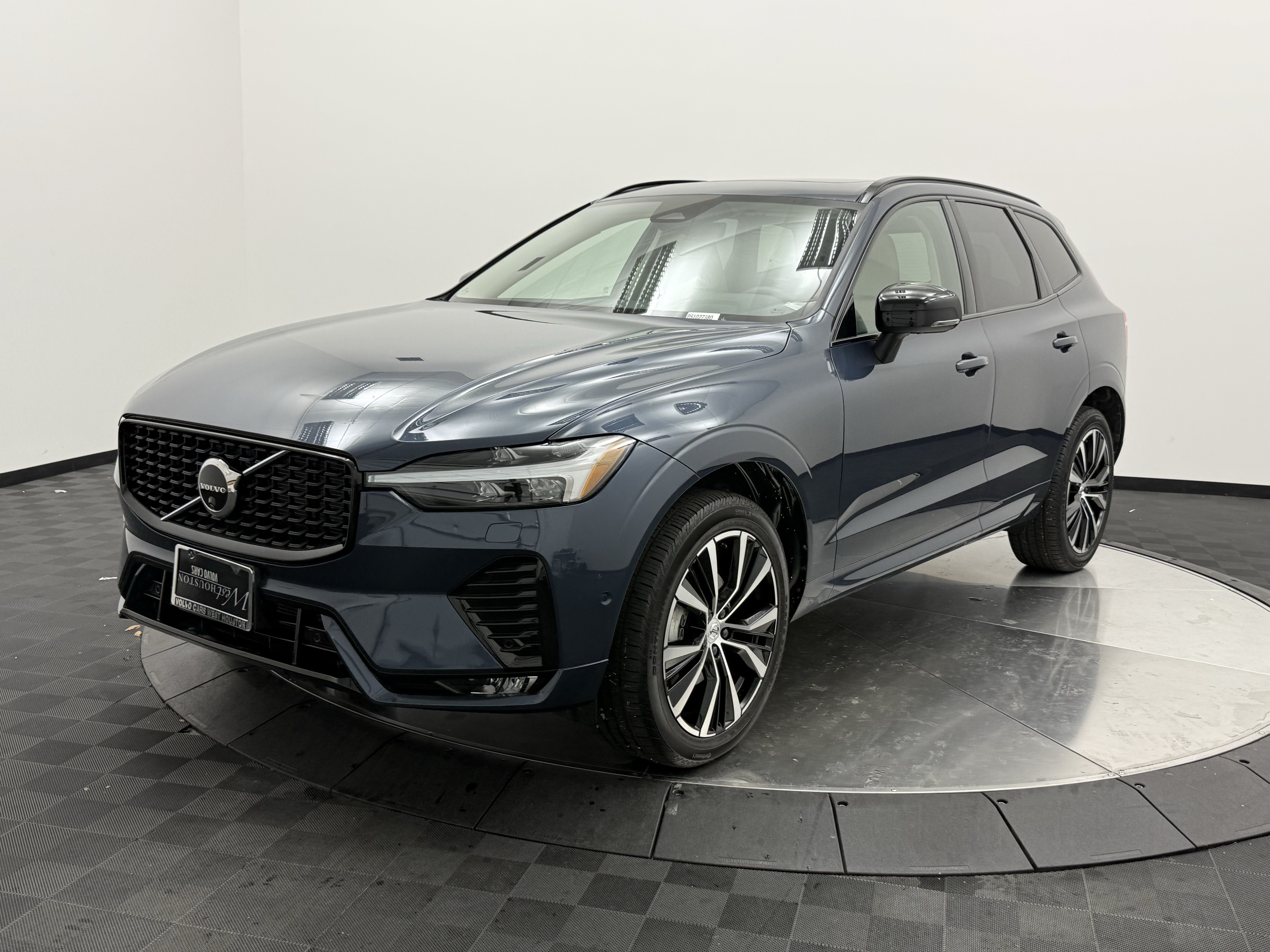 Certified 2025 Volvo XC60 B5 Plus w/ Protection Package Premier AWD/4WD image 3