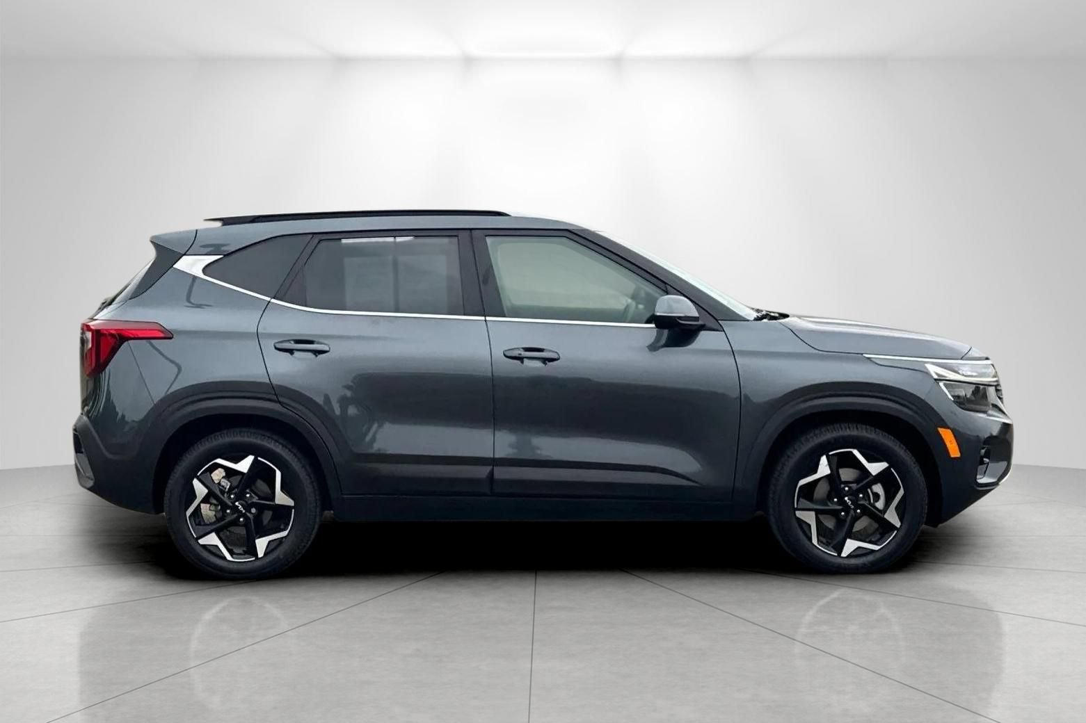 Used 2024 Kia Seltos EX FWD image 2