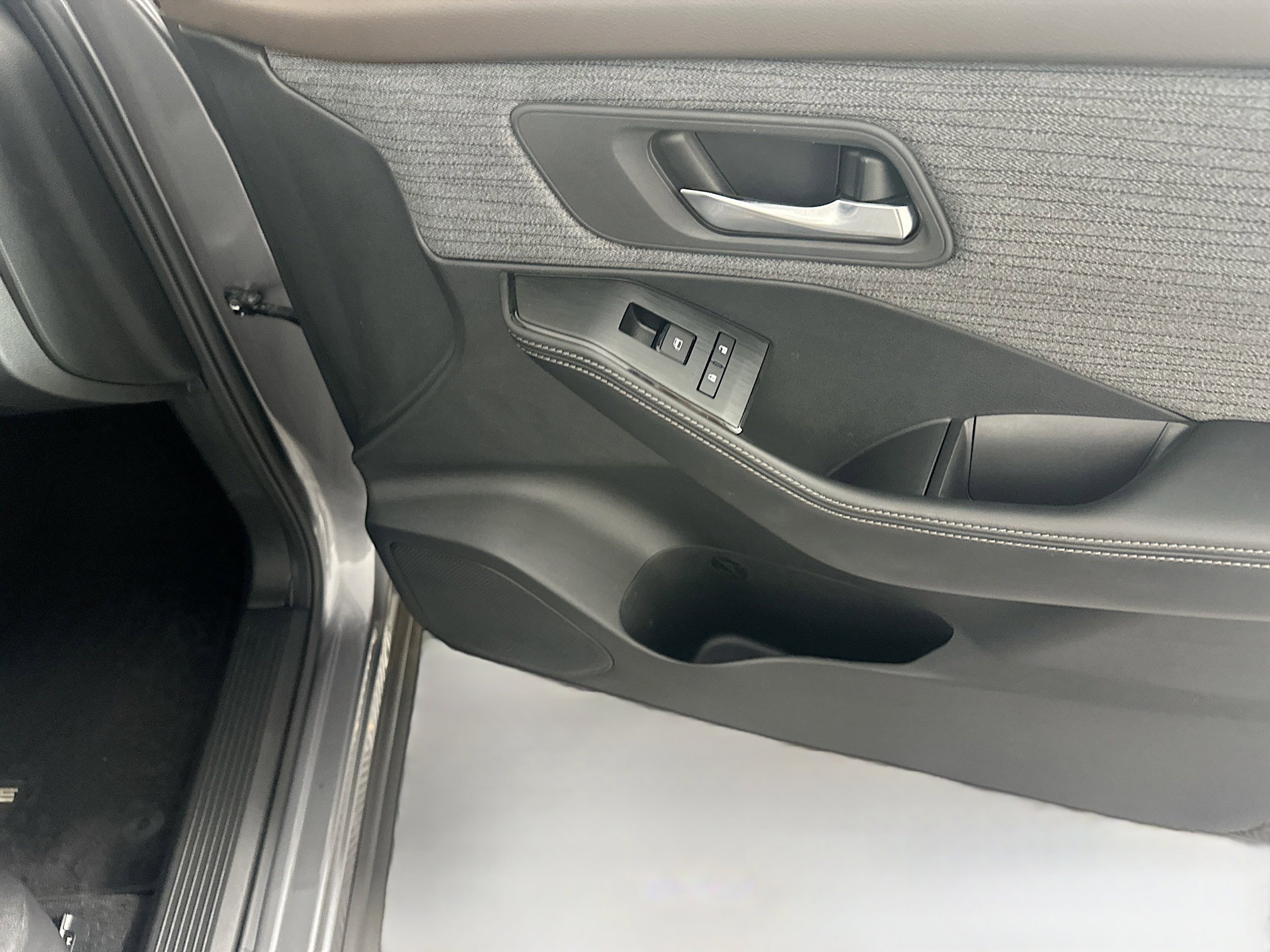 Used 2023 Nissan Rogue SV image 31