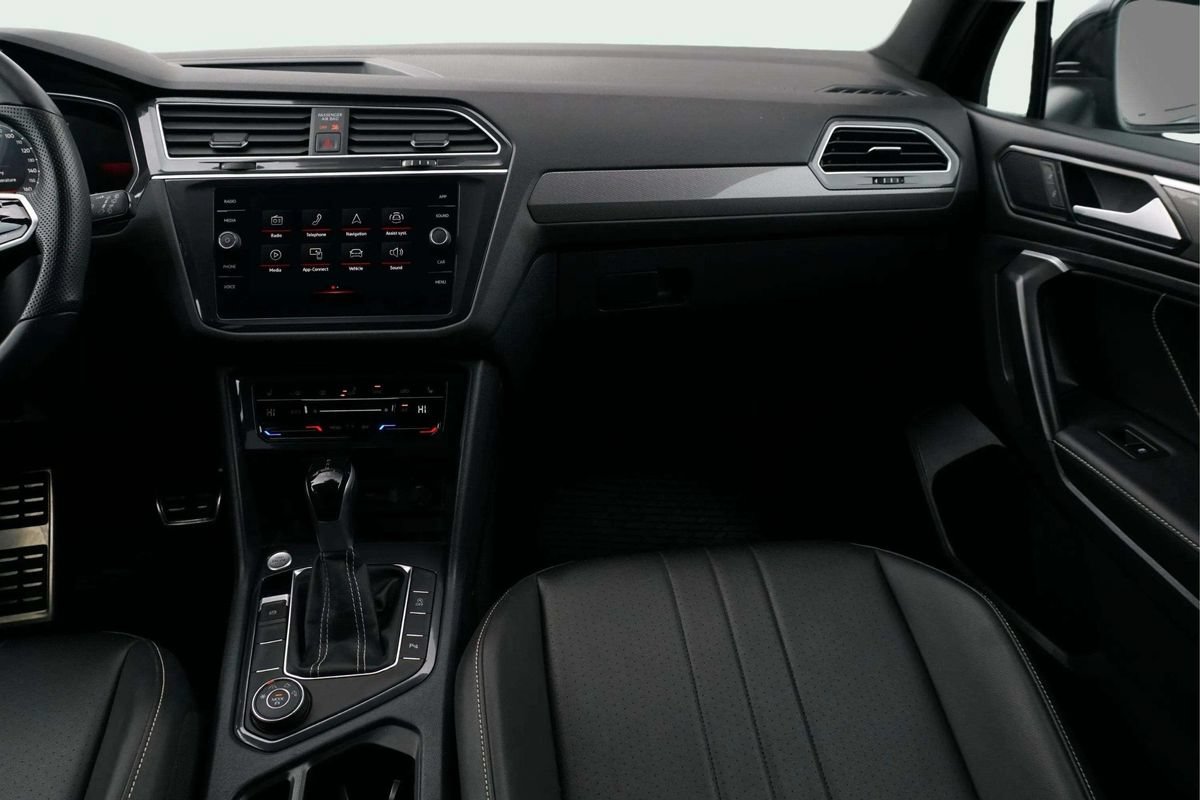Used 2024 Volkswagen Tiguan SE R-Line AWD/4WD image 24