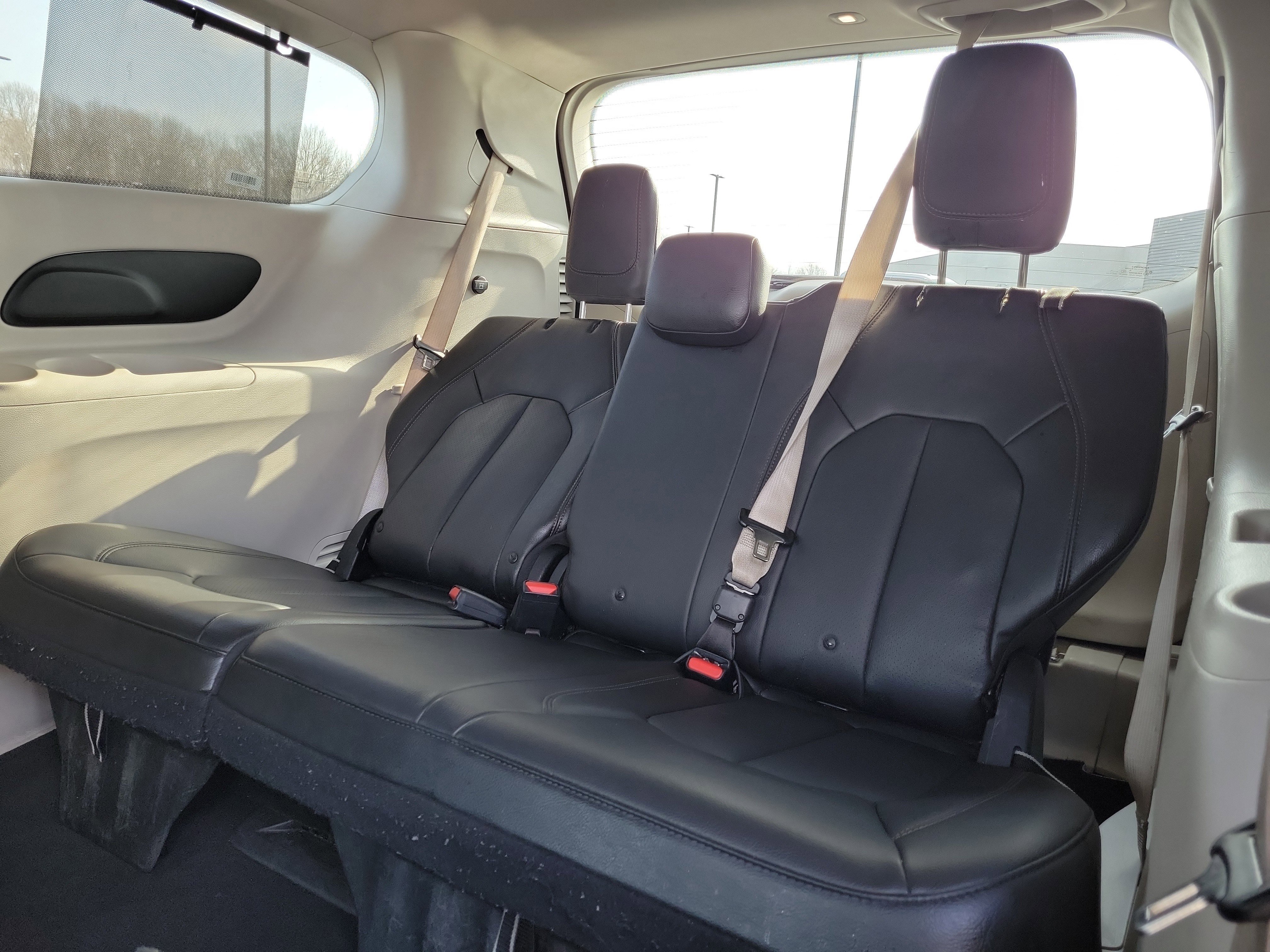 Used 2018 Chrysler Pacifica Touring-L image 10