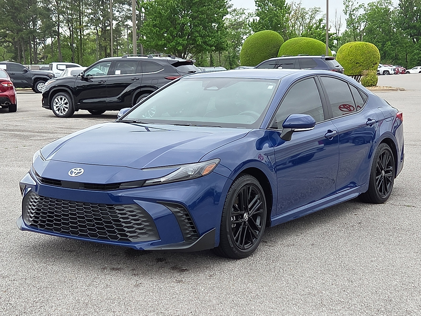 Used 2025 Toyota Camry SE image 2