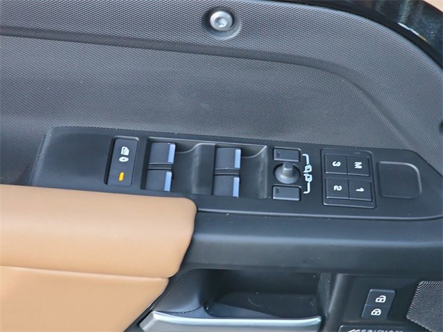 Used 2025 Land Rover Defender 110 S image 29