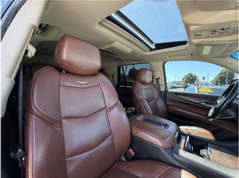 Used 2018 Cadillac Escalade Premium Luxury AWD/4WD image 38