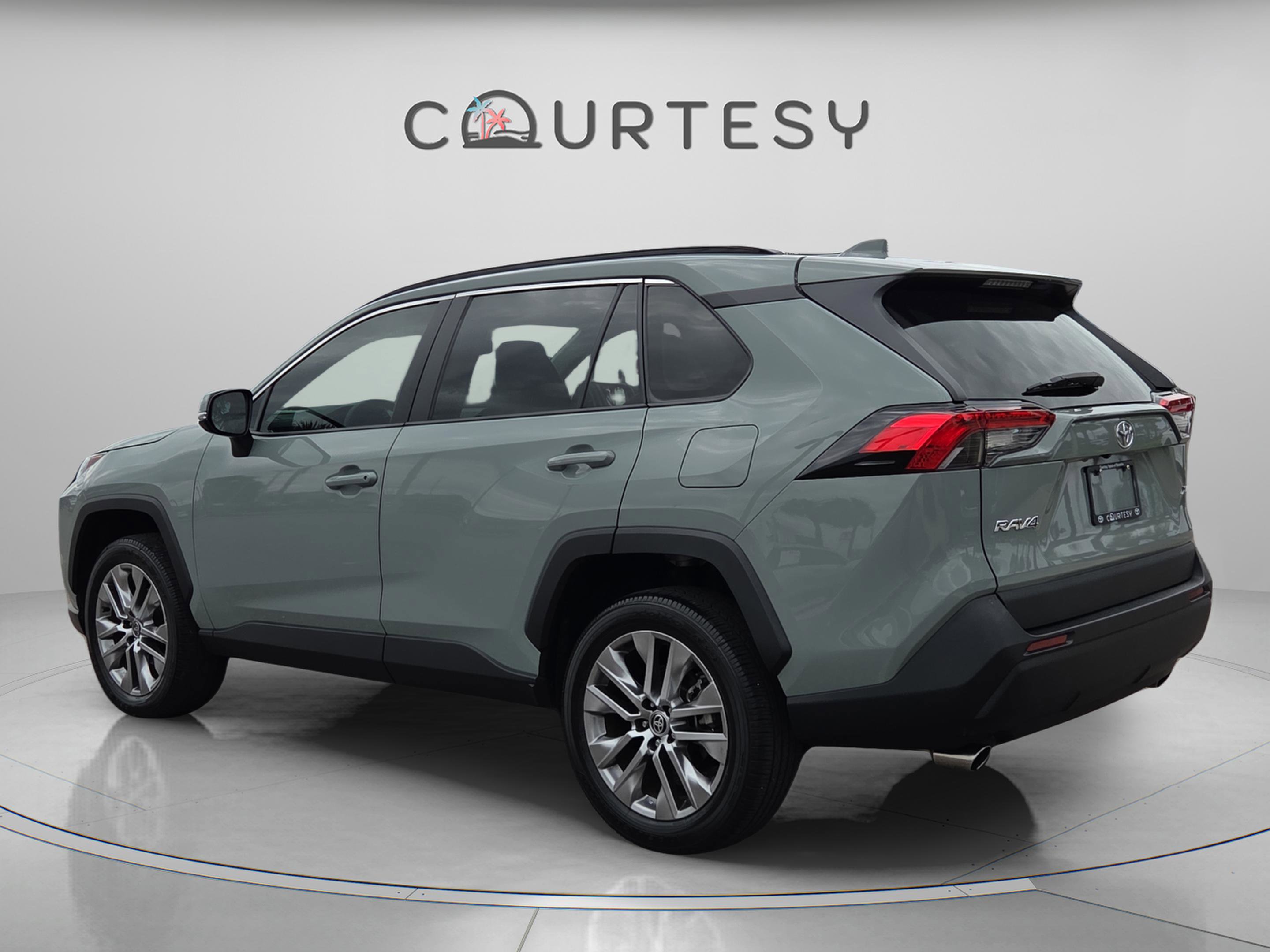 Used 2023 Toyota RAV4 XLE Premium image 4