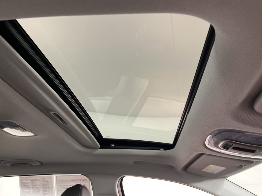 Used 2022 Hyundai Elantra Limited w/ Preferred Accessory Package image 5