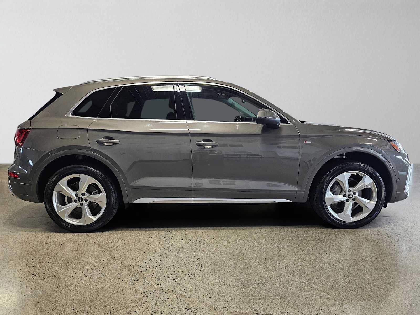 Used 2023 Audi Q5 2.0T Prestige w/ Prestige Package AWD/4WD image 2