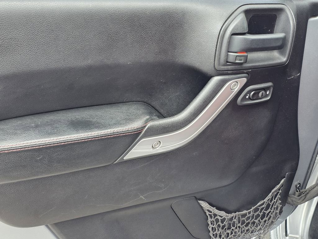 Used 2013 Jeep Wrangler Unlimited Rubicon image 18