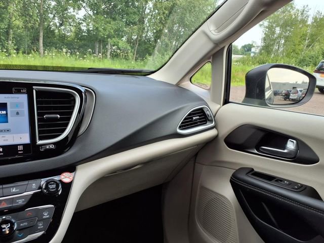 Used 2023 Chrysler Pacifica Touring-L FWD image 14