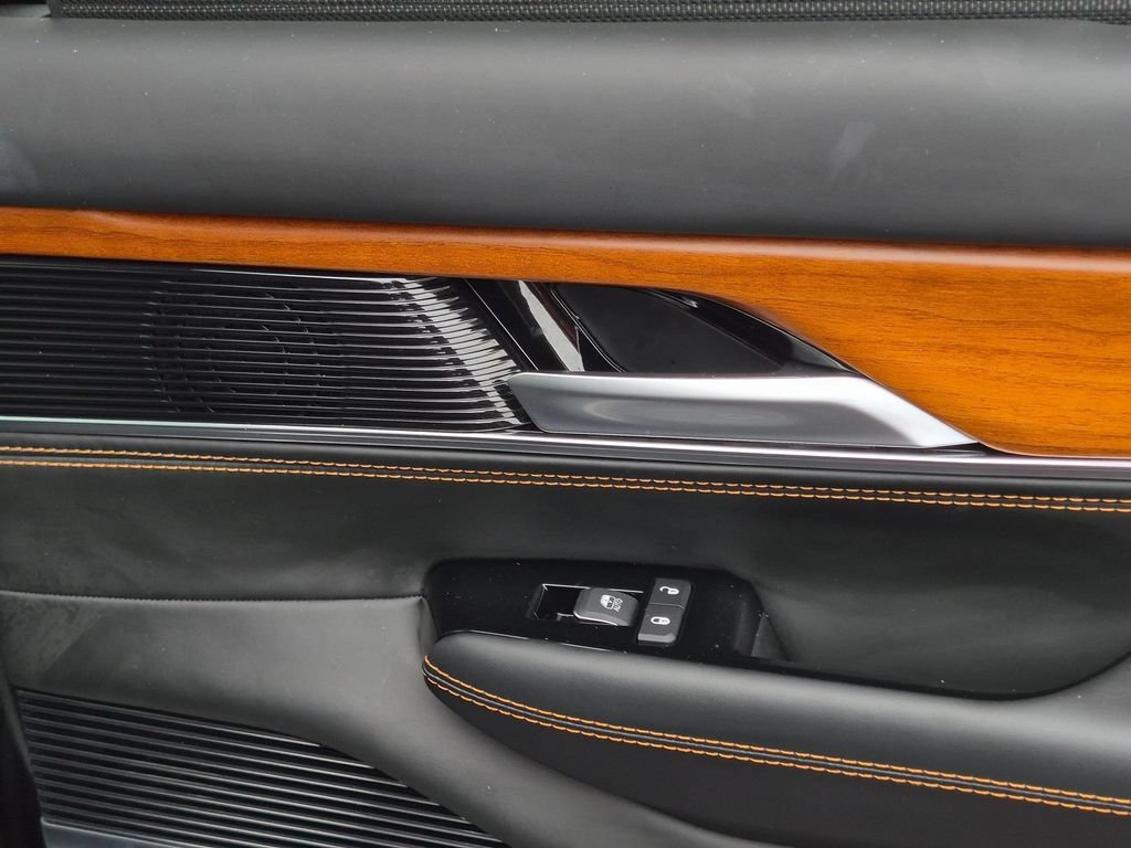 Certified 2025 Jeep Grand Wagoneer L Series III w/ HD Trailer Tow Package AWD/4WD image 33