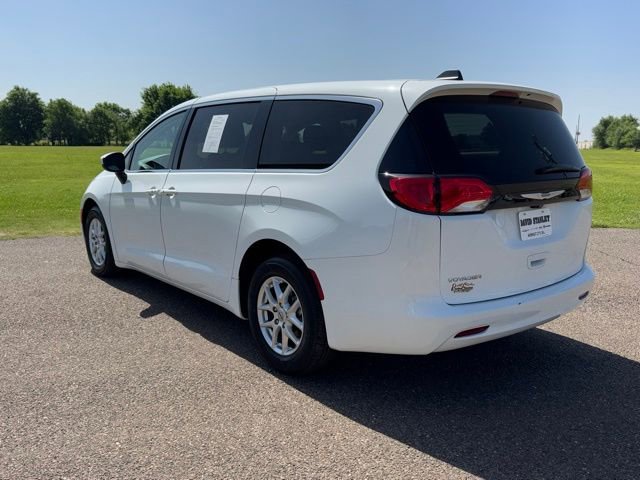 Certified 2022 Chrysler Voyager LX FWD image 4
