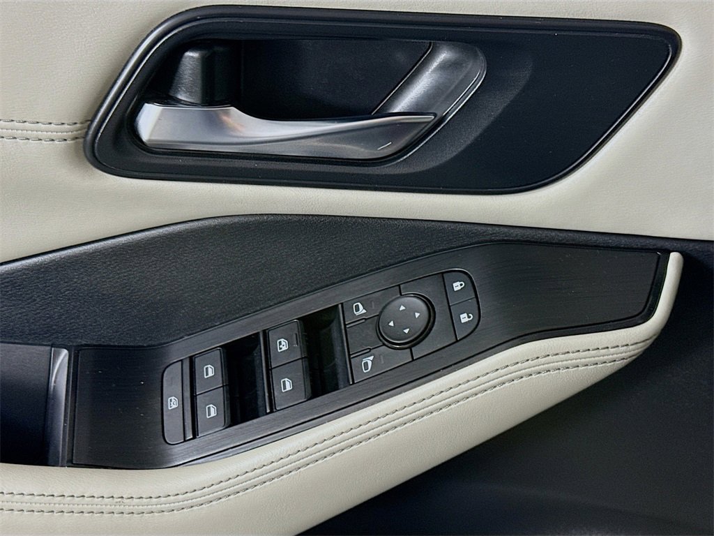 Used 2022 Nissan Rogue SV w/ SV Premium Package image 24