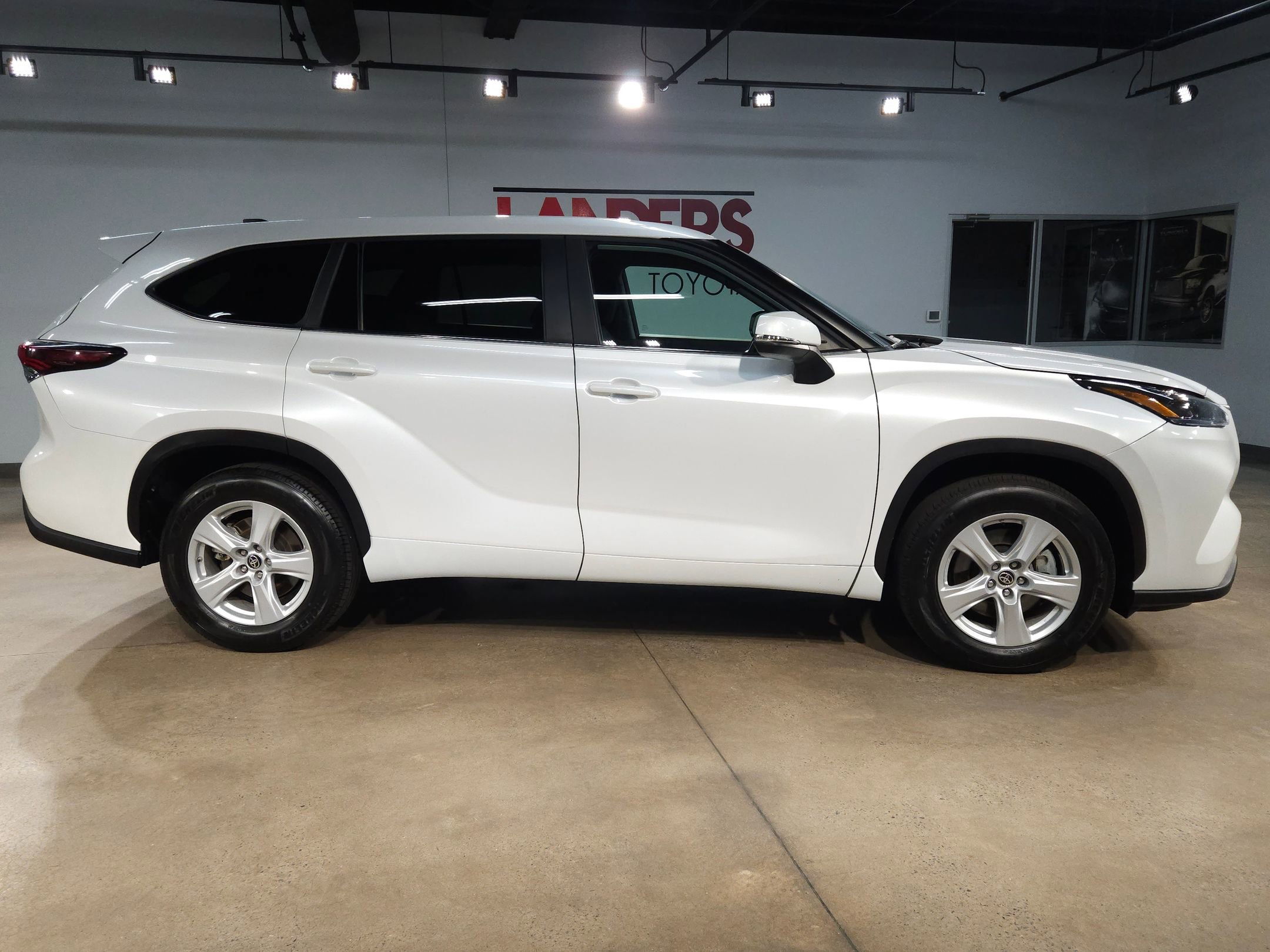 Certified 2025 Toyota Highlander LE FWD image 8