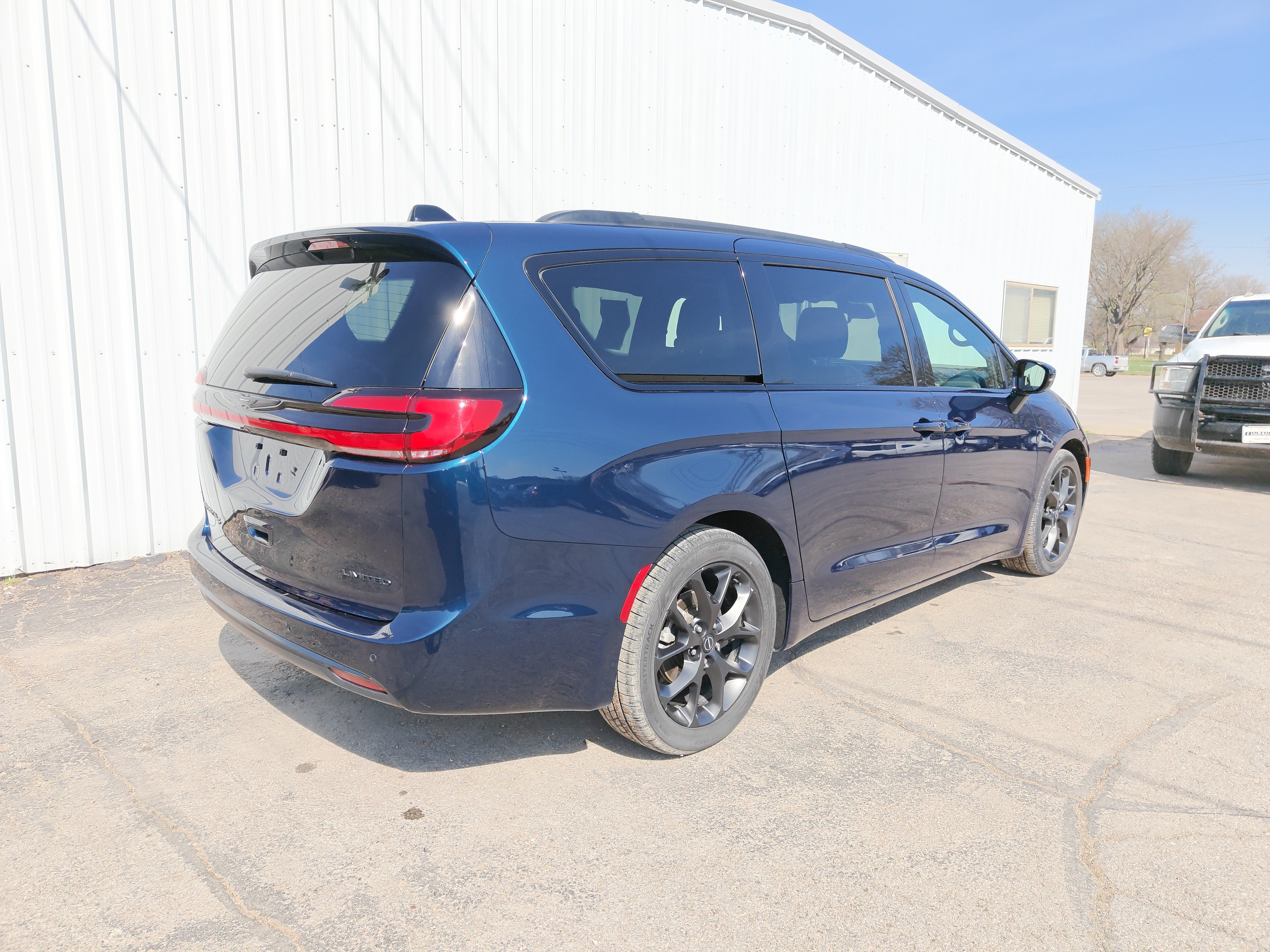 Used 2025 Chrysler Pacifica Limited FWD image 14