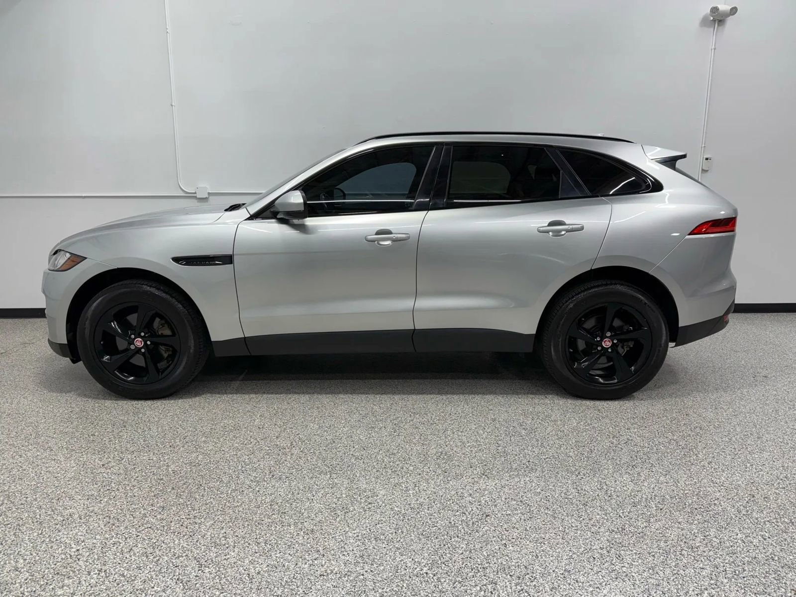 Used 2019 Jaguar F-PACE Premium image 3