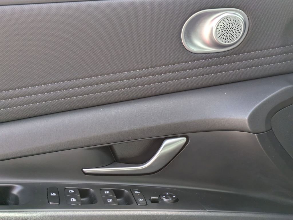 Used 2025 Hyundai Elantra SEL FWD image 13